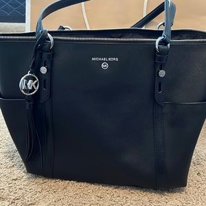 Sullivan Large Saffiano Leather Top-Zip
Tote Bag
Store Style # 30TOSNXT3L